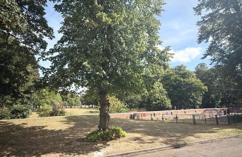 'The Elegant Comfort' - A Stunning Luxury 2-Bed Flat with Private Garden & Patio - Free Parking - Photo 25