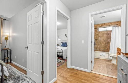 Cozy 2BR Condo in Great Location - King Bed - Foto 4