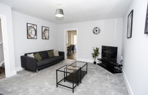 Central Telford Home - Sleeps 8 - Private Parking - Photo 2