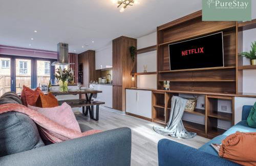 Spacious 5-bedroom Contractor House Sleeps 7 with Parking by PureStay - Foto 10