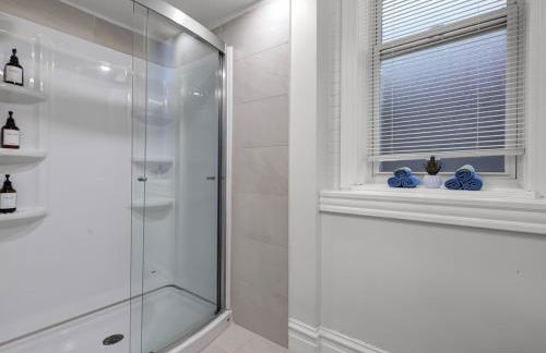 Hartford 5BR Family Home with Games BBQ Grill and Firepit - Foto 14