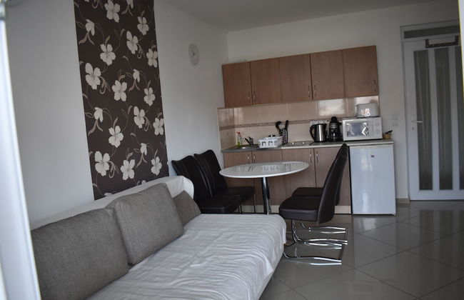 Gréta Wellness Apartmanok -Köztársaság u - Foto 1