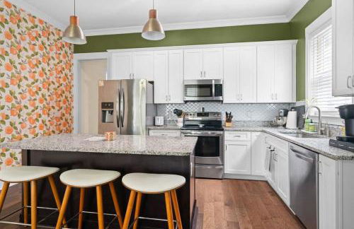 Renovated Dog Friendly Duplex Near Food & Fun Fully Fenced Yard and Private Parking - Foto 63