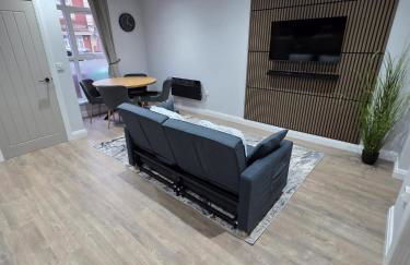 Easy access to manchester airport &city centre - Photo 6