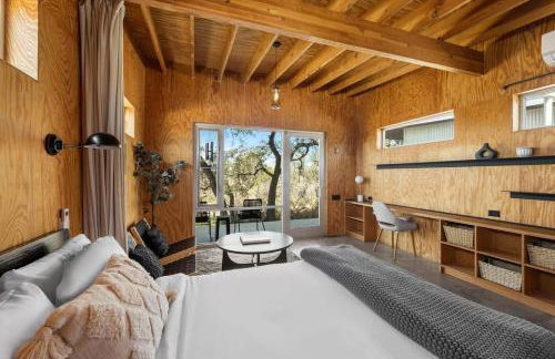 Luxury Riverfront Retreat - 6 Cabins - Private Pool - Photo 43