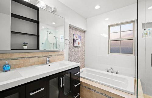 Luxury Estate with Sparkling Pool & Elegant Amenities - Foto 118