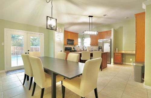 Gorgeous 4 bedroom 2,5 bath Home with Heated Pool, Spa & Game Room close to DFW Airport - Photo 5