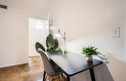 Your Cozy King Suite Getaway - Sleeps 4 - Pool, Prkg - Foto 11