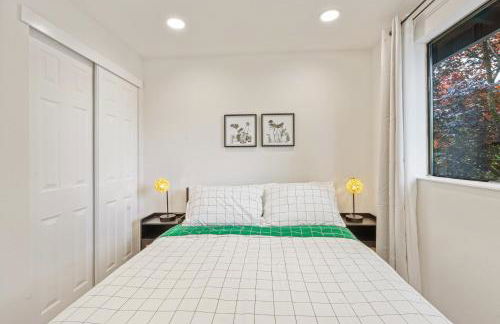 Spacious Modern Retreat w Game Room and Yard - Foto 14