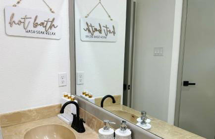 Relax Modern 3BR 2Bath - NW Austin, Sleeps 10 - Photo 25