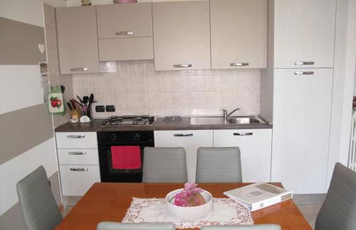 Luminoso Trilocale con Piscina e Giardino privato - Foto 2