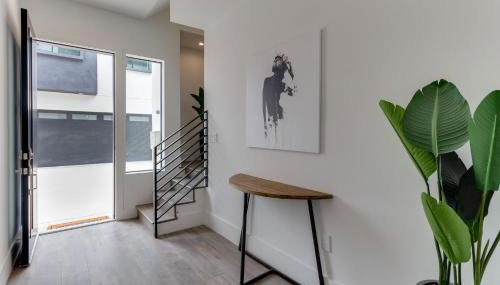 Luxury Modern 4 Bedroom 4 Bathroom Home with Rooftop Deck #4 - Foto 5