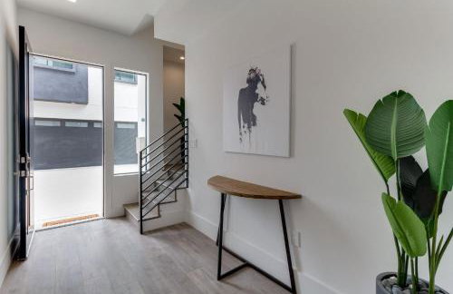 Luxury Modern 4 Bedroom 4 Bathroom Home with Rooftop Deck #4 - Foto 5