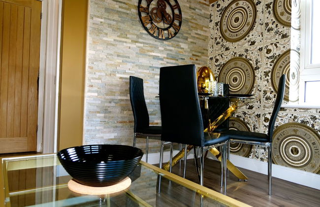 Ultra Deluxe Versace Apartment Near Sheffield - Photo 12