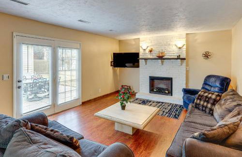 Bring the Family! Suburban Home with Yard in Omaha - Foto 6