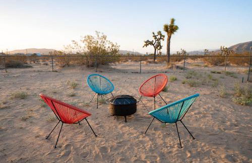 Desert Oasis - Firepit, Stargazing, Kitchen Essentials, 5 Acres, & Joshua Trees - Sleeps 6 Comfortably, 7 with Sofa, 8 Maximum - Foto 9