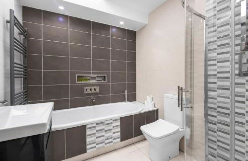 Spacious 4 Bedroom Home, Prime Location, Parking - Photo 20