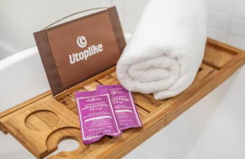 Couples Retreat with Hot Tub, Beach Cruisers, Spa Bath - Foto 38