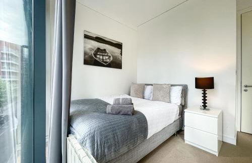Sleek 3-bedroom flat with Balcony, Lift access, FREE WiFi in Southwark, Borough near The Shard by NourNest Apartments - Foto 7