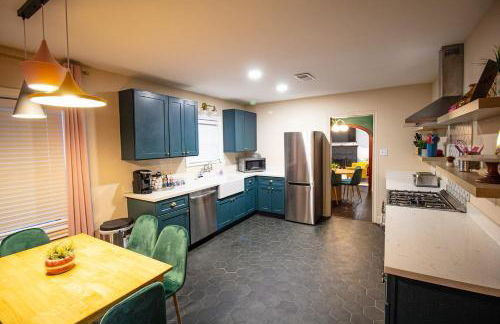 Private home with Hot Tub & Mini Golf & Fun Vibes near downtown Houston - Foto 13