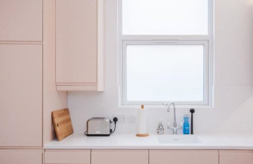 Stylish & Modern 3 Bed Flat in NW London With Garden - Foto 46