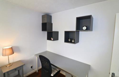 Binfield - Spacious Luxurious Four Bedroom House - Photo 14