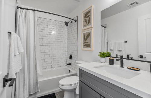 Stylish Phoenix Suite by Zenia Stays - Central & Cozy Escape - Foto 41