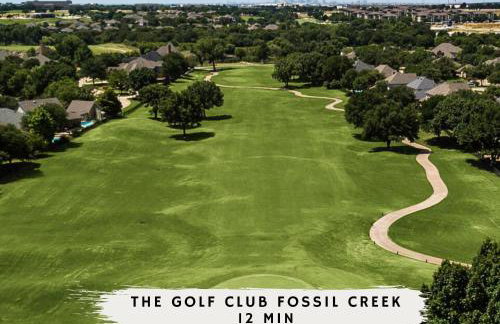 Modern Comforts & Classic Charm w Pool 5BD - Foto 44