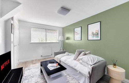 Stylish House with Driveway Parking, Self-Check-In, Fast WiFi and Smart TV by Yoko Property - Foto 12