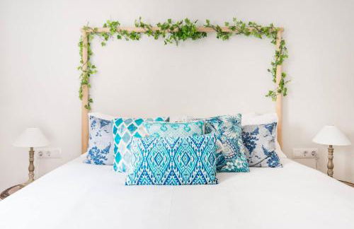 Charming Apartment With Vibrant Accents - Photo 8