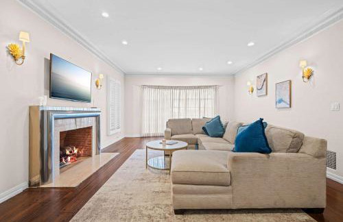 Spacious 5BR LA Villa with Pool Spa & Game Room - Foto 2