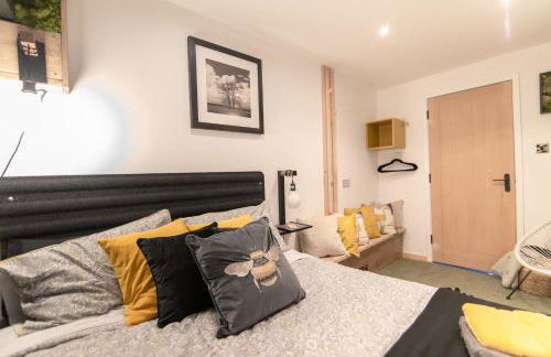 Bumblebee checkout 2pm Frome Longleat Aqua Sana Bath 5 people PRIVACY - Foto 3