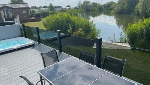Indulgence Lakeside Lodge i3 with hot tub, private fishing peg situated at Tattershall Lakes Country Park - Foto 4