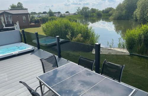 Indulgence Lakeside Lodge i3 with hot tub, private fishing peg situated at Tattershall Lakes Country Park - Foto 4