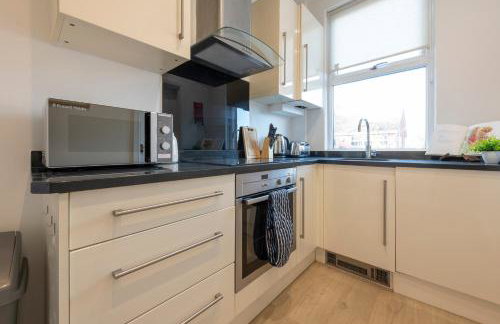 Spacious 2 Bedrooms House Near Leeds Centre, Free Parking, Ideal for Contractors & Long Stays - NordStay - Photo 4