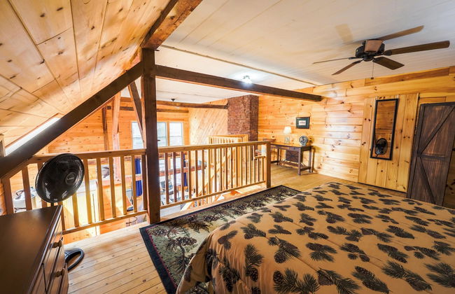 Historic barn at Moosehead Lake - Photo 5