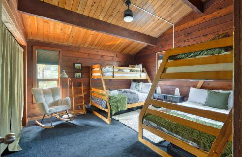 Mid-century Cabin Hideaway - Hot Tub & Fire Pit - Foto 22