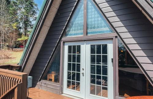 Edgewater Escape, Hocking Hills, Hot Tub, Pond - Photo 14