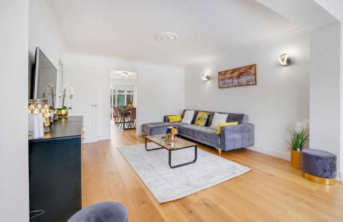 Luxury 5 BDR 2 BA House with Parking in Sandhurst By 360Stays - Photo 3