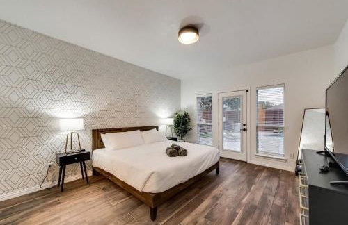 Modern and Luxury DFW Mansion with Backyard Oasis - Foto 16