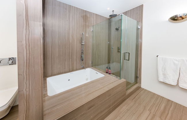 Dream Beverly Hills Mansion W. Pool - Photo 16