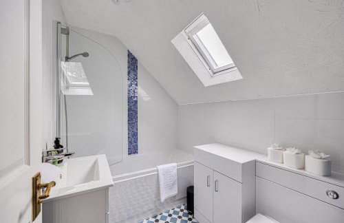 Winslow House - Walking Distance to the High Street - Driveway Parking, Fast WiFi, Smart TV and Self-Check-In by Yoko Property - Foto 5