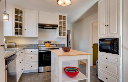 Charming Farmhouse Walk to Village and Trails! - Foto 8