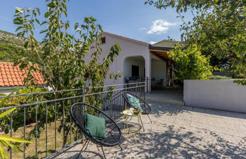 JOVI-relaxing, fenced, private, heated pool & view - Photo 73