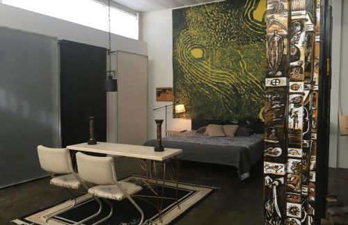 SPACE CASTLE: a 1950s Gas Station transformed into an Art Themed Wonderland - Foto 2