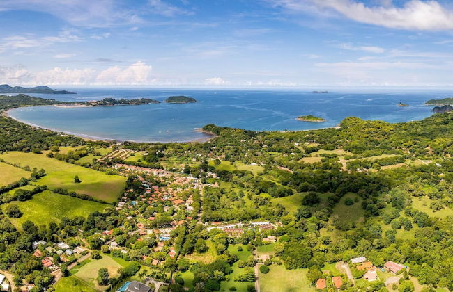 Nostalgic Retro Home on Luxurious Lot with a Private Infinity Pool and Ocean Views - Photo 34