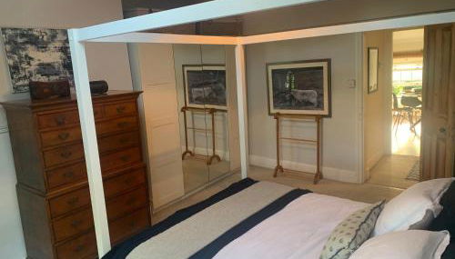 Top Floor. Top Notch. Tranquil Treat. Stone's throw from Thames. - Foto 4, wardrobe