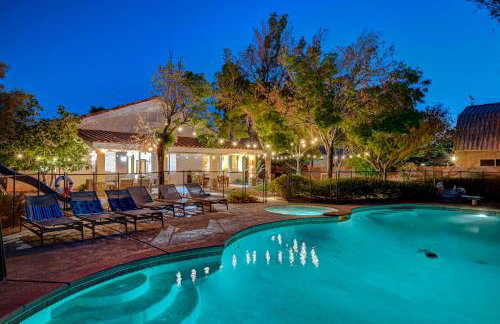 Luxury 6 BR Home Large Pool & Spa with Grassy Yard - Photo 31