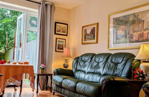 Sherlock's Moray House -Idea long stay for contractors & family Two bedroom mid terrace 3 beds 2 sofa beds Sleep 5 Working facility Free WiFi TV & private parking Enclose rear garden dog friendly Sainsbury's & takeaway pubs in walking distance - Foto 1