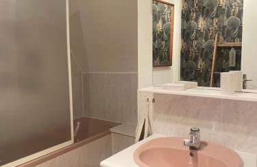 LES HORTENSIAS Spacieuse Maison en ardoise du pays FIBRE - Foto 79